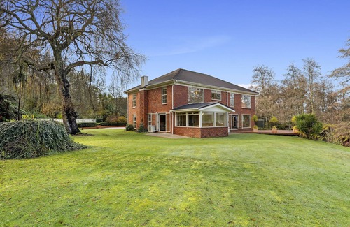 Tamahere House | next to the Hamilton Airport in beautiful country setting