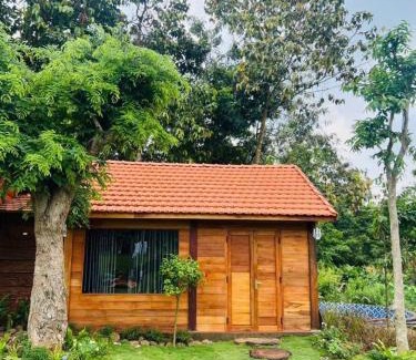 Chau Duc House | Nhà gỗ view suối, view vườn -Khu nghỉ dưỡng sinh thái Nhà Lụa Retreat