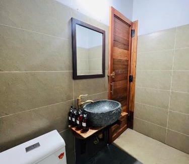 Chau Duc House | Nhà gỗ view suối, view vườn -Khu nghỉ dưỡng sinh thái Nhà Lụa Retreat