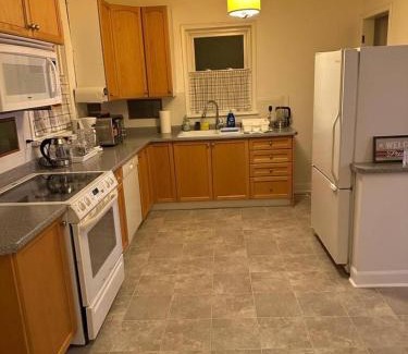 Downtown Niagara Falls House | Niagara Grand Retreat 4br