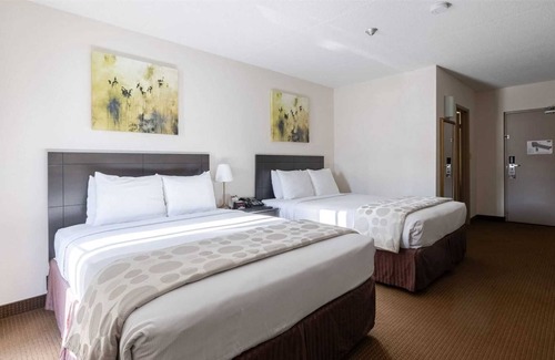 Silvertown Hotel | Niagara River Hotel with Pool- 4 Bedrooms Group