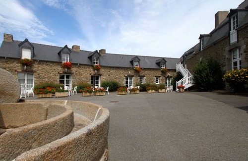 Saint-Jouan-des-Guerets Apartment | Nice apartment for 4 guests with pool, WIFI, TV and terrace
