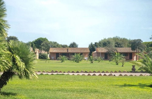 Marina di Montalto Apartment | Nice and welcoming two-room apartment located on the ground floor with air conditioning of approximately 50 m2 composed of a living room with two single beds and a kitchenette with electric hobs, fridge with freezer, pots and pans.A bedroom with double b