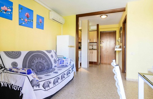 Oropesa del Mar Apartment | Nice apartment for 3 people with A/C, WIFI, pool, TV, balcony and pets allowed