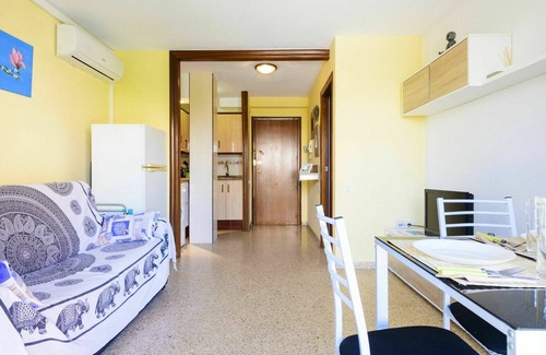 Oropesa del Mar Apartment | Nice apartment for 3 people with A/C, WIFI, pool, TV, balcony and pets allowed
