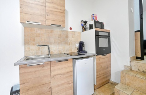 Jonquieres-Saint-Vincent Apartment | Nice apartment in Jonquières-Saint-Vince