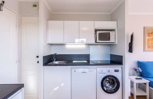 Plage de la Garonnette Apartment | Nice apartment for 4 guests with WIFI, pool, A/C, TV and terrace