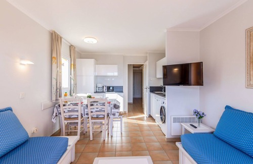 Plage de la Garonnette Apartment | Nice apartment for 4 guests with WIFI, pool, A/C, TV and terrace