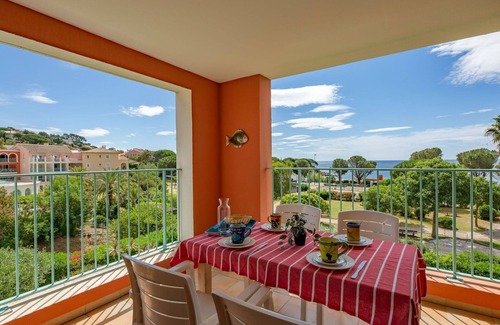 Plage de la Garonnette Apartment | Nice apartment for 4 guests with WIFI, pool, A/C, TV and terrace