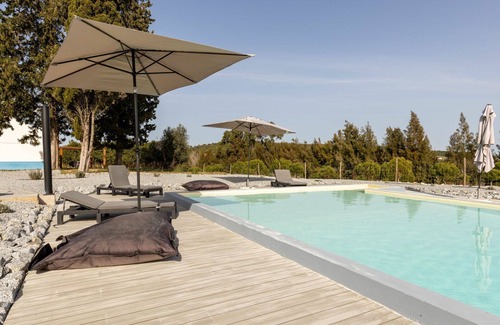 Sao Martinho Villa | Nice apartment in villa for 4 people with A/C, WIFI, pool, TV and terrace