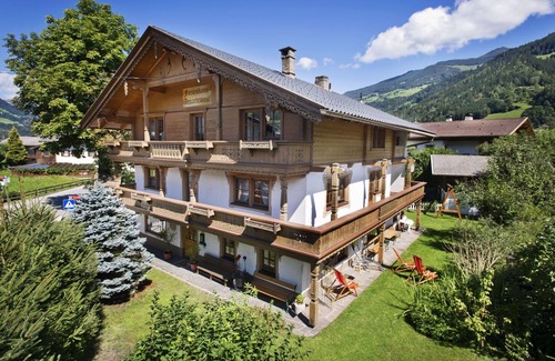 Hart im Zillertal House | Nice apartment in villa for 15 guests with WIFI, TV, patio and pets allowed