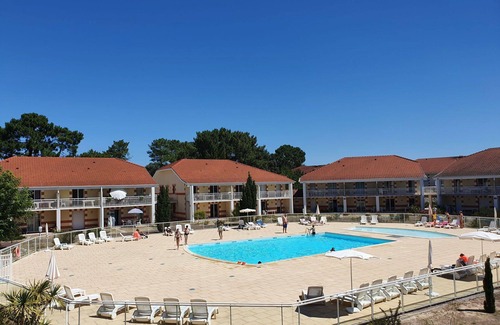 Le Verdon-sur-Mer Apartment | Nice apartment for 8 people with WIFI, pool, TV, terrace and pets allowed
