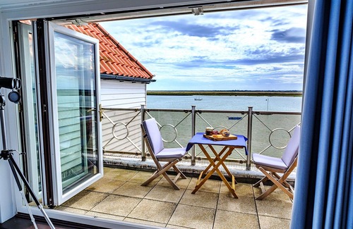 Burnham-on-Crouch Apartment | Nice apartment for 5 guests with WIFI, balcony and pets allowed