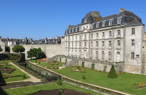 Vannes Apartment | Nice apartment for 4 guests with WIFI, TV and pets allowed