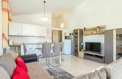Nova Vas Apartment | Nice apartment for 4 guests with WIFI, A/C, pool, TV, balcony and pets allowed
