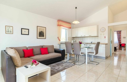 Nova Vas Apartment | Nice apartment for 4 guests with WIFI, A/C, pool, TV, balcony and pets allowed