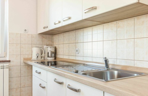 Nova Vas Apartment | Nice apartment for 4 guests with WIFI, A/C, pool, TV, balcony and pets allowed