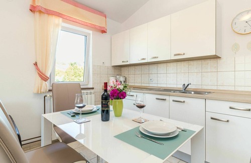 Nova Vas Apartment | Nice apartment for 4 guests with WIFI, A/C, pool, TV, balcony and pets allowed