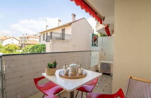 Riou - Petit Juas - Av de Grasse Apartment | Nice apartment for 4 people with WIFI, A/C, TV and terrace