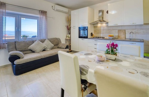 Opatija Apartment | Nice apartment for 4 people with A/C, internet, TV, terrace and pets allowed