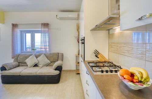 Opatija Apartment | Nice apartment for 4 people with A/C, internet, TV, terrace and pets allowed