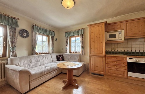 Weissenbach Apartment | Nice apartment for 4 people with WIFI, TV, balcony and pets allowed