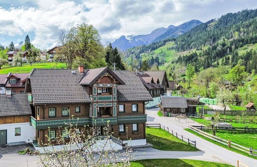 Weissenbach Apartment | Nice apartment for 4 people with WIFI, TV, balcony and pets allowed
