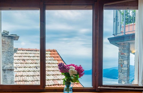 Maccagno Apartment | Nice apartment for 5 people with TV, terrace and pets allowed