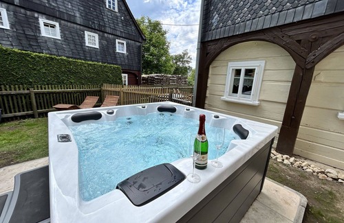 Grossschoenau Apartment | Nice apartment for 5 people with WIFI, hot tub, TV, patio and pets allowed