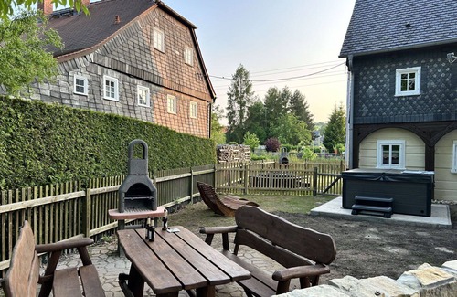 Grossschoenau Apartment | Nice apartment for 5 people with WIFI, hot tub, TV, patio and pets allowed