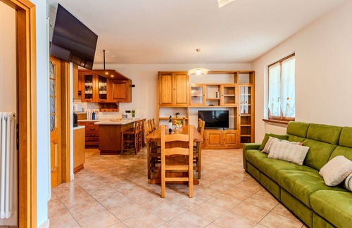 Trezzone Apartment | Nice apartment for 6 guests with WIFI, A/C, TV, terrace, pets allowed and panoramic view