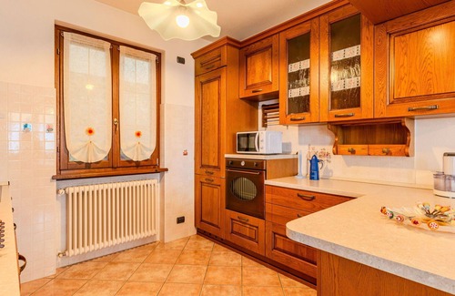 Trezzone Apartment | Nice apartment for 6 guests with WIFI, A/C, TV, terrace, pets allowed and panoramic view
