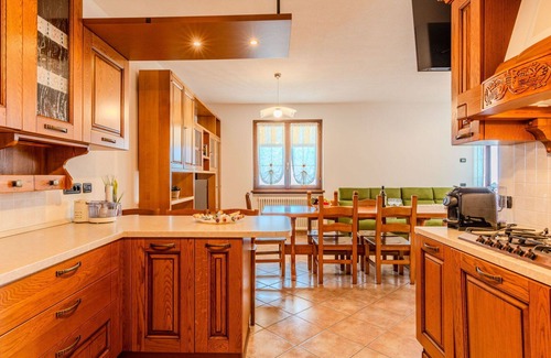 Trezzone Apartment | Nice apartment for 6 guests with WIFI, A/C, TV, terrace, pets allowed and panoramic view