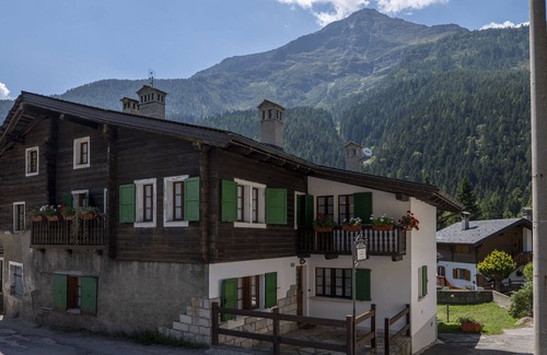 Macugnaga Apartment | Nice apartment for 6 people with TV, balcony, pets allowed and panoramic view