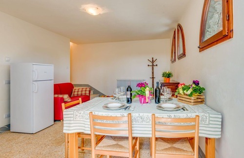 Lamporecchio Villa | Nice apartment in villa for 18 guests with private pool, WIFI, TV, balcony and pets allowed