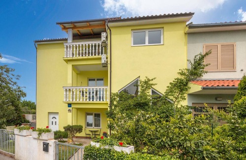 Stinjan Apartment | Nice apartment in Stinjan with kitchen