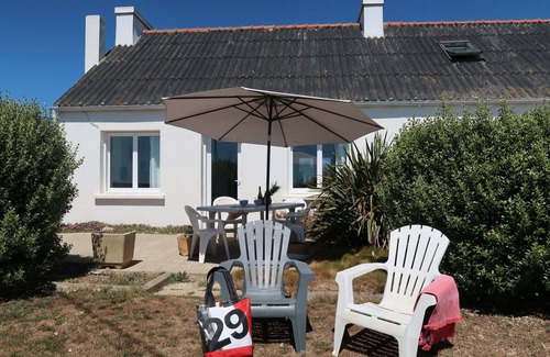 Plozevet House | Nice apartment in villa for 6 guests with TV, terrace and pets allowed