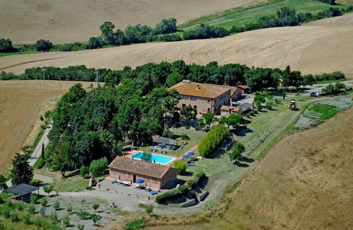 Peccioli Villa | Nice apartment in villa for 3 guests with WIFI, pool and panoramic view