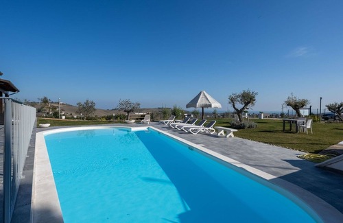 Citta Sant'Angelo Villa | Nice apartment in villa with WIFI, A/C, pool, TV, patio, pets allowed and panoramic view