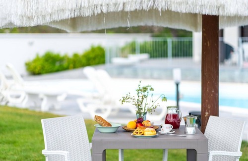 Citta Sant'Angelo Villa | Nice apartment in villa with pool, WIFI, A/C, hot tub, TV, patio, pets allowed and panoramic view