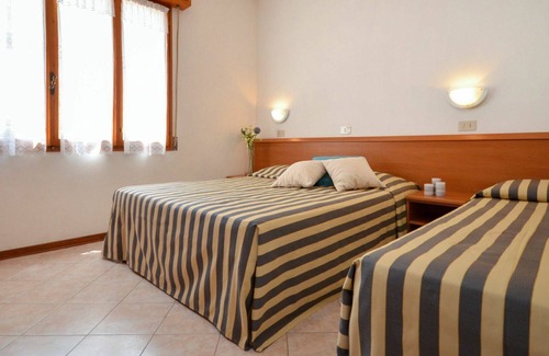 Lignano Pineta Apartment | Nice apartment for 4 guests with WIFI, A/C, pool, TV, terrace, pets allowed and parking