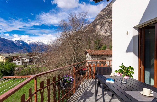 Novate Mezzola Apartment | Nice apartment for 6 guests with WIFI, TV, patio and pets allowed