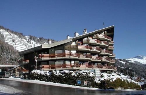 Anzere Apartment | Nice apartment with entrance corridor with 2 bunk beds, 3 bedrooms and 2 bathroom/WC. The 1st bedroo
