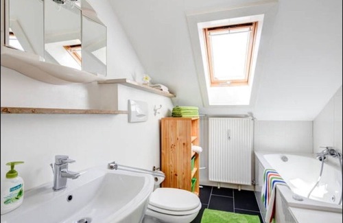 Poecking Apartment | Nice apartment with extra kitchen, bathroom, whirlpool, shower and bathtub.