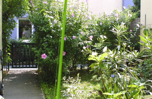 Vienna Bed & Breakfast | Nice, bright room with a double bed and a desk