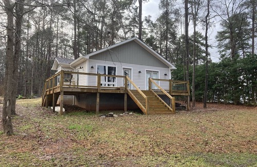 Milledgeville Cottage | Nice cottage located on Lake Sinclair. Lots of room with great views