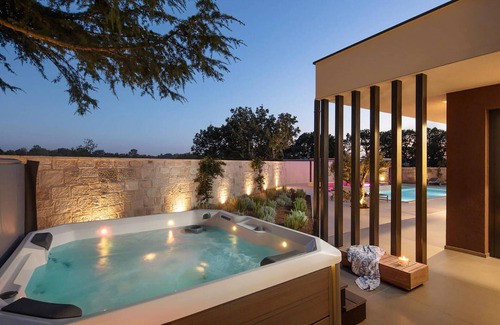 Brajkovici House | Nice home in Brajkovici with kitchen