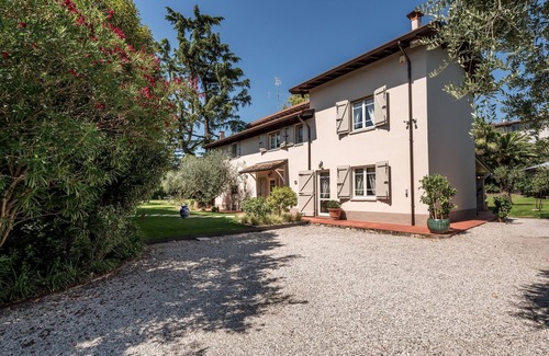 Padenghe sul Garda House | Nice home in Padenghe sul Garda BS