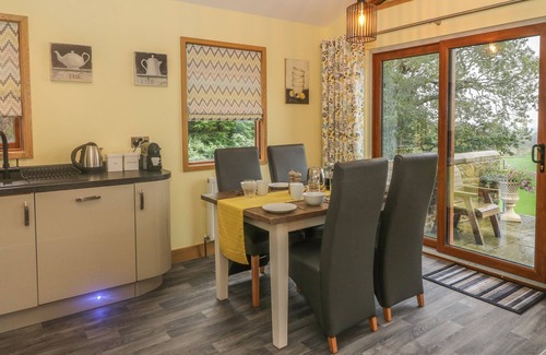 Knott End-on-Sea Cottage | NICKY NOOK LODGE, with a garden in Scorton