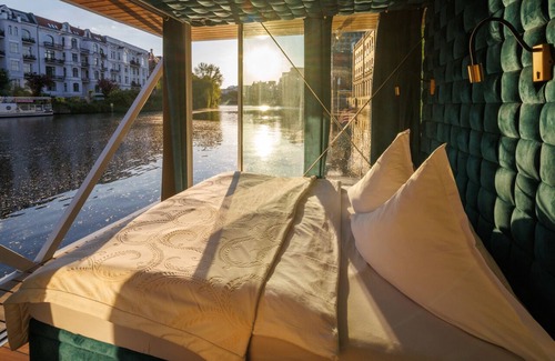 Moabit Boat Rental | Nido - relax in style on Berlin's most exclusive and natural houseboat.